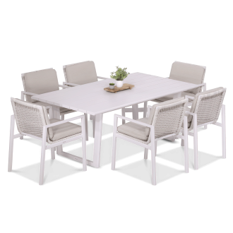 Kompletny biały zestaw jadalniany na taras, składający się ze stołu jadalnianego i sześciu krzeseł z poduszkami na siedziskach, widok pod lekkim kątem od przodu.