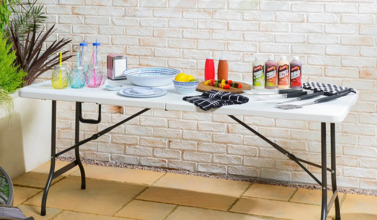 zastawiony przekąskami imprezowymi st&oacute;ł cateringowy 