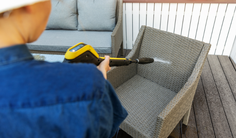 mężczyzna czyszczący meble z technorattanu