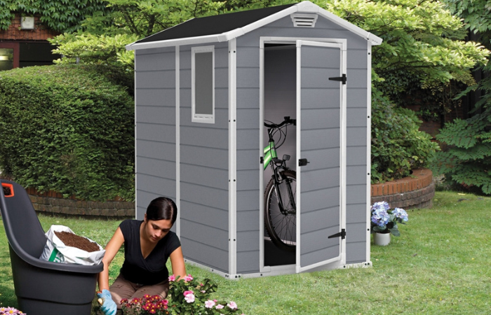 set de unelte din plastic gri &icirc;n grădinile de alocație 