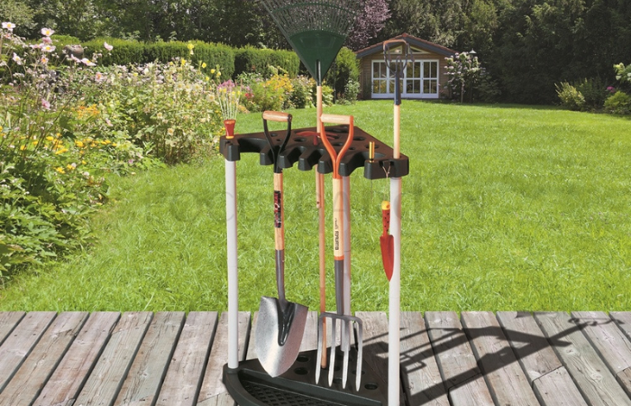 suport pentru unelte de grădină ca accesoriu pentru magazia de unelte 