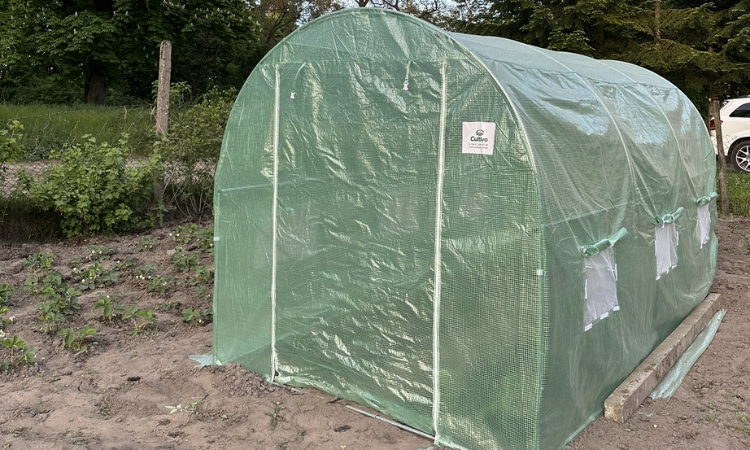 gotowy tunel foliowy przygotowany do uprawy roślin 