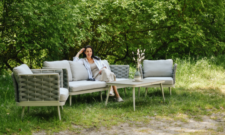 femeie care se relaxează pe mobilier de grădină &icirc;n stil funie 