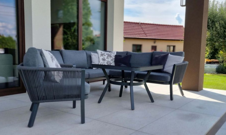 Colț de grădină antracit cu fotoliu și masă pe terasa din fața casei