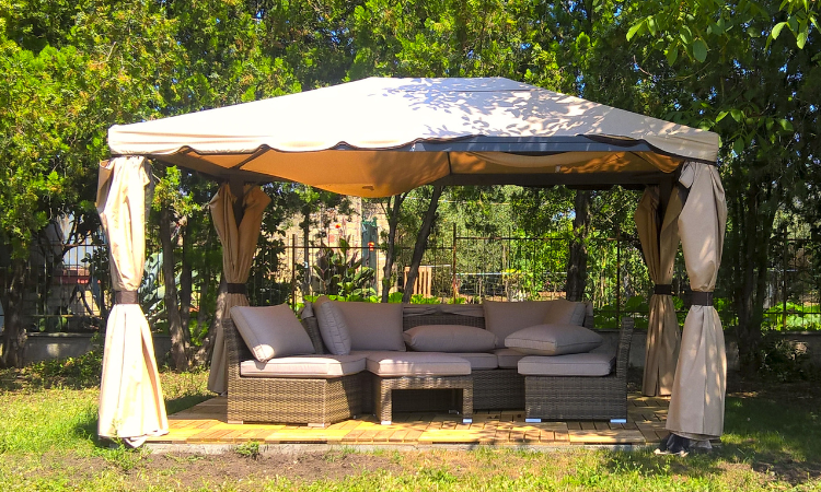 Zdjęcie altanki z wygodnymi meblami ogrodowymi