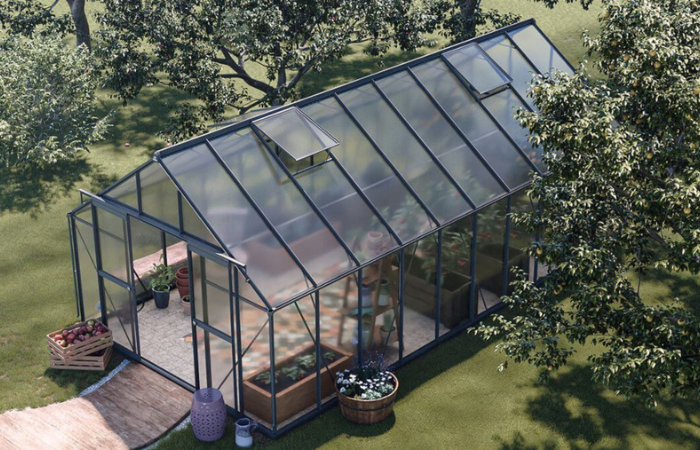 seră de grădină amplasată &icirc;ntr-o grădină mare l&acirc;ngă o casă izolată 