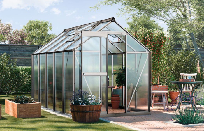 seră de grădină din policarbonat instalată &icirc;n grădina de l&acirc;ngă casă 